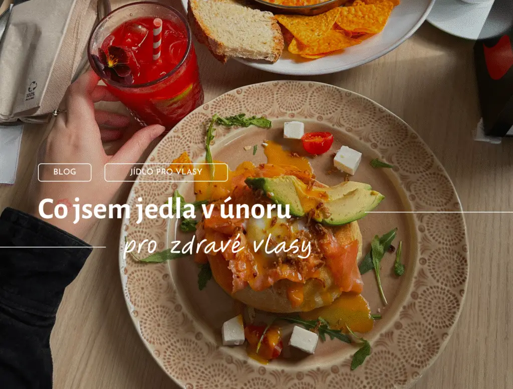 Vejce Benedikt, shakshuka, ovocný drink. Stylový text „Co jsem jedla v únoru pro zdravé vlasy?“