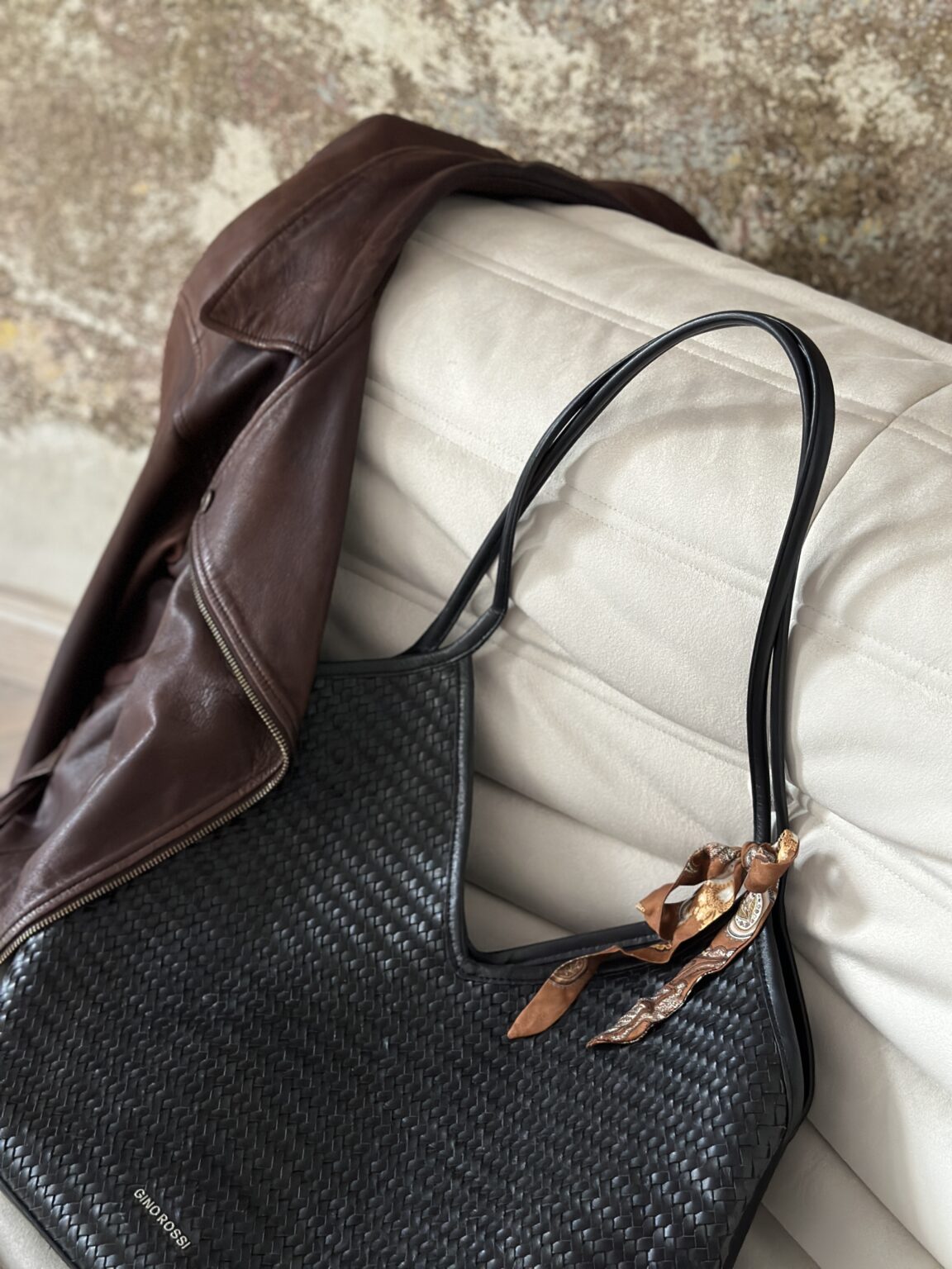 Boho Cacao Mašličky uvázané na černé kabelce jako stylový detail.