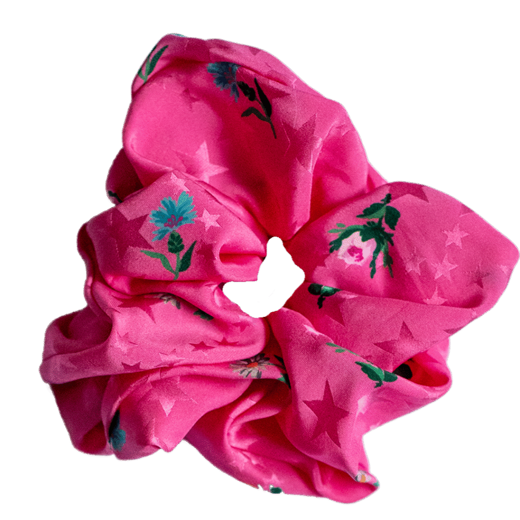 Velikost L – statement scrunchie, co zaujme na první pohled. Výrazný objem, perfektní pro husté vlasy, nízké drdoly i jako detail basic outfitu. Když chceš „wow“ efekt.
