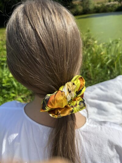 Ručně šitá scrunchie Sweet Pear ve vlasech, zapletený cop, přírodní materiál, styling v přírodě.