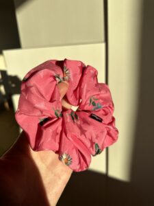 Detail hedvábné gumičky Rosy Star s květinovým potiskem a vzorem hvězdiček