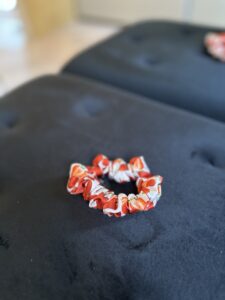 Hedvábná gumička Strawberry Bliss s jemným jahodovým potiskem – velikost M, detailní pohled
