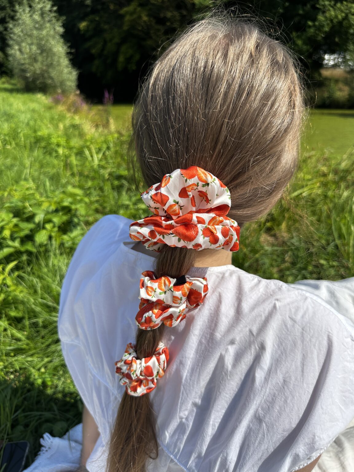 Strawberry bliss scrunchie ve třech velikostech zapletené do jednoho copu, styling pro silný efekt a výrazný look.