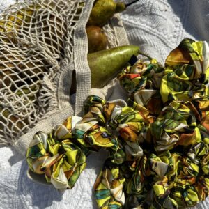 Sweet Pear scrunchie ve třech velikostech zapletené do jednoho copu, styling pro silný efekt a výrazný look.