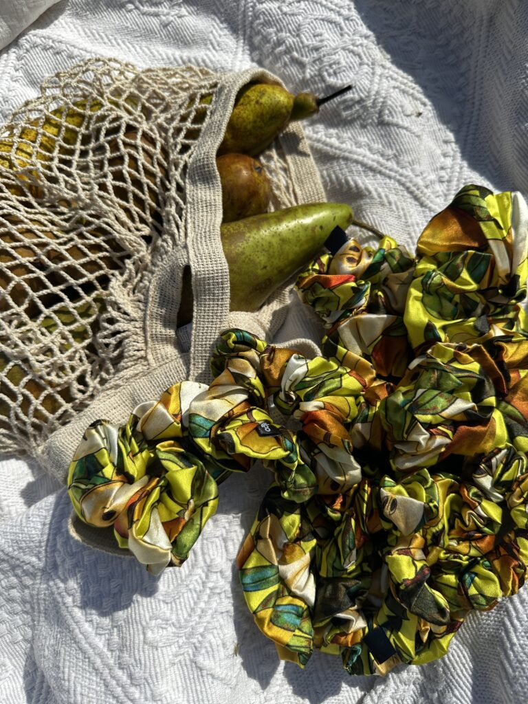 Sweet Pear scrunchie ve třech velikostech zapletené do jednoho copu, styling pro silný efekt a výrazný look.