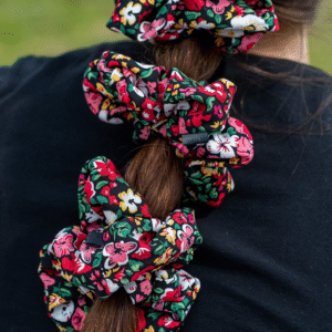 Floral Fantasy ve vlasech – viskózová scrunchie s květinovým potiskem, ručně šitá, bez mašle. Stylový doplněk pro culík nebo cop.