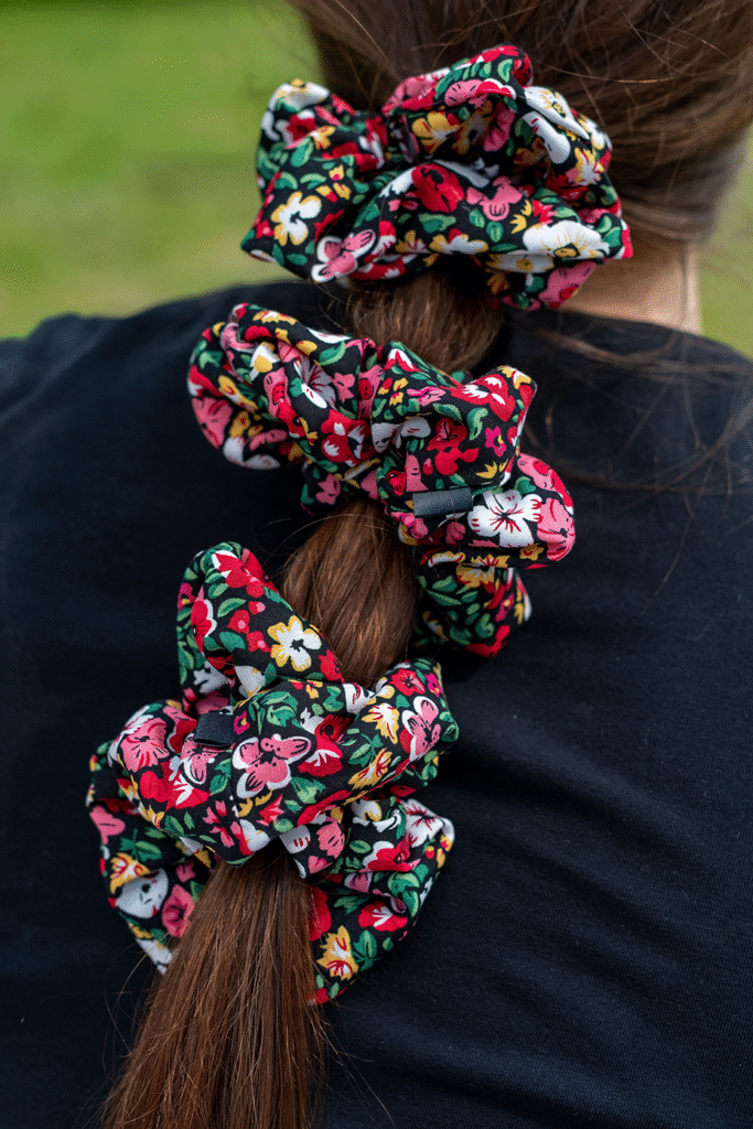 Floral Fantasy ve vlasech – viskózová scrunchie s květinovým potiskem, ručně šitá, bez mašle. Stylový doplněk pro culík nebo cop.